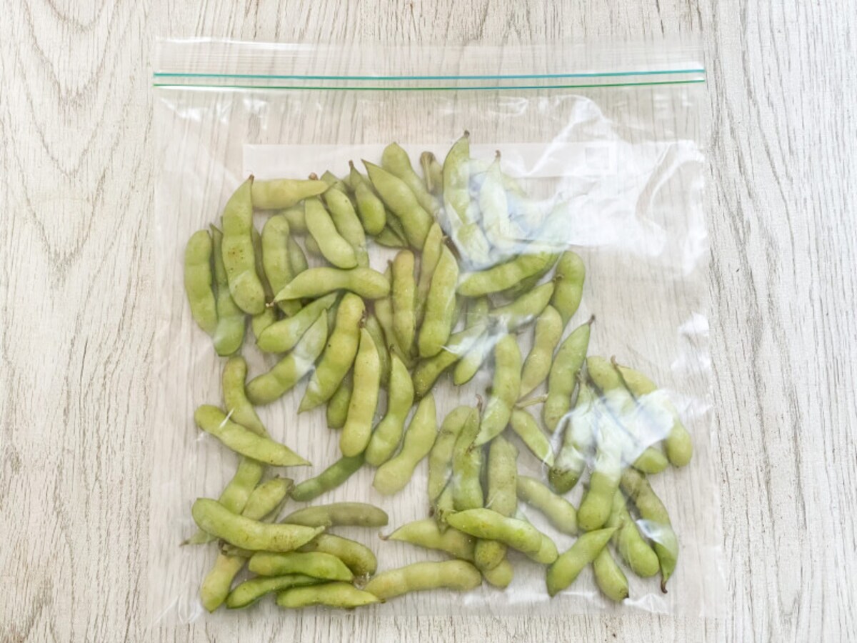袋にいれて枝豆を冷凍保存