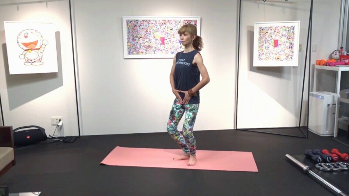 膣トレエクササイズ2：骨盤をまっすぐ下に下がる位置まで膝を曲げる