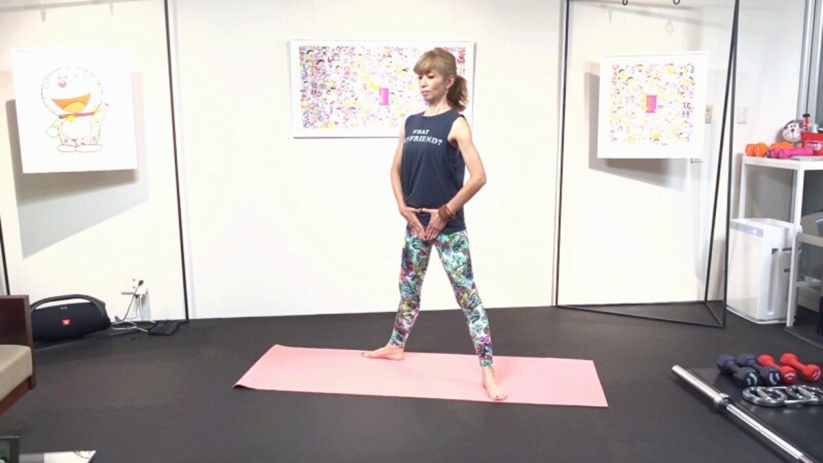 膣トレエクササイズ3：足を大きく開き、骨盤ニュートラルポジション