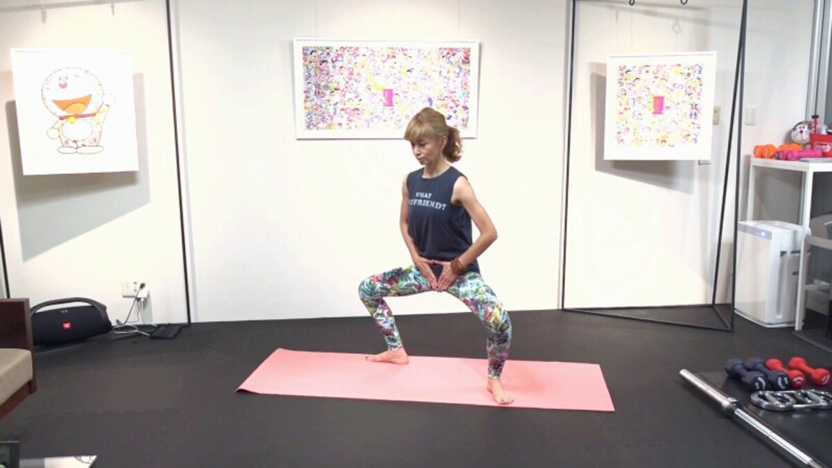 膣トレエクササイズ4：息を吸いながら股関節を曲げ、腰を下ろします