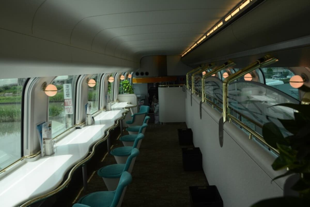 カフェ車両の2階席