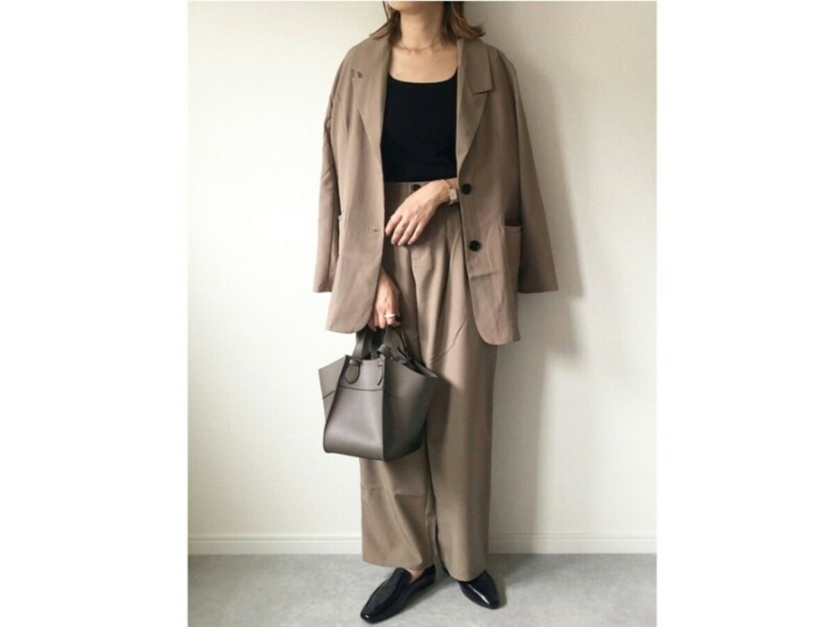 薄くて軽いジャケットはさっと羽織れて便利　出典：WEAR