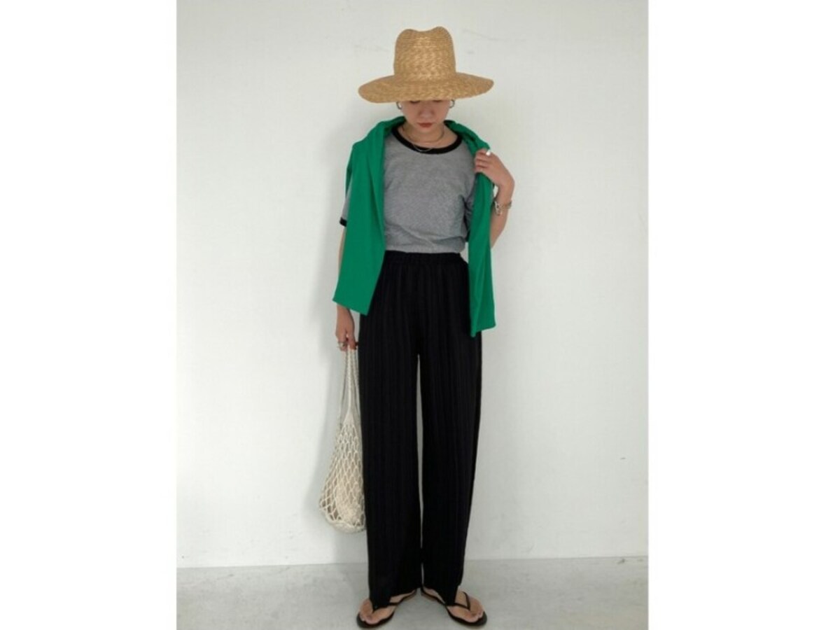 コットン混のきれい色カーディガンは差し色としてアクセントに◎　出典：WEAR