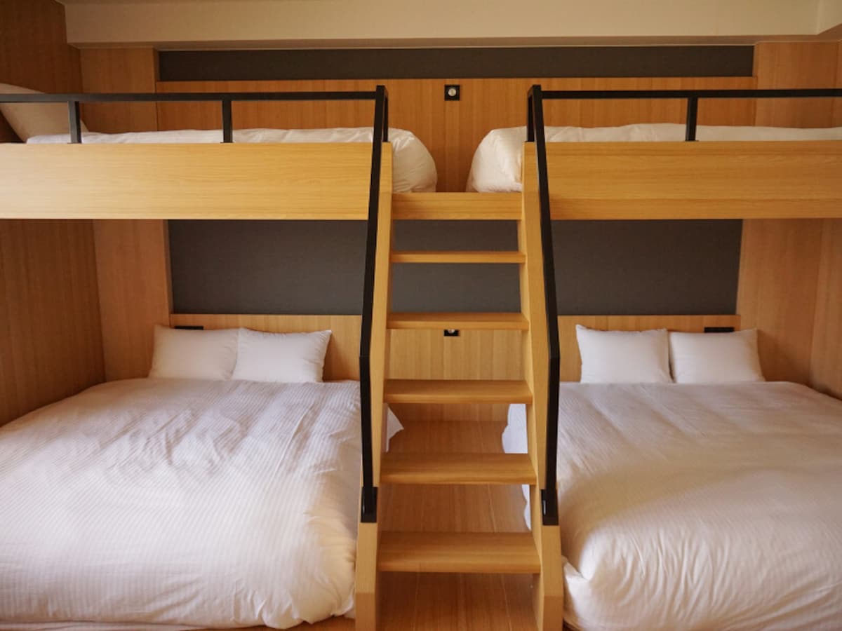 2段ベッド（バンクベッド）を備えた客室のある「FAV HOTEL TAKAYAMA」は家族や3世代におすすめ