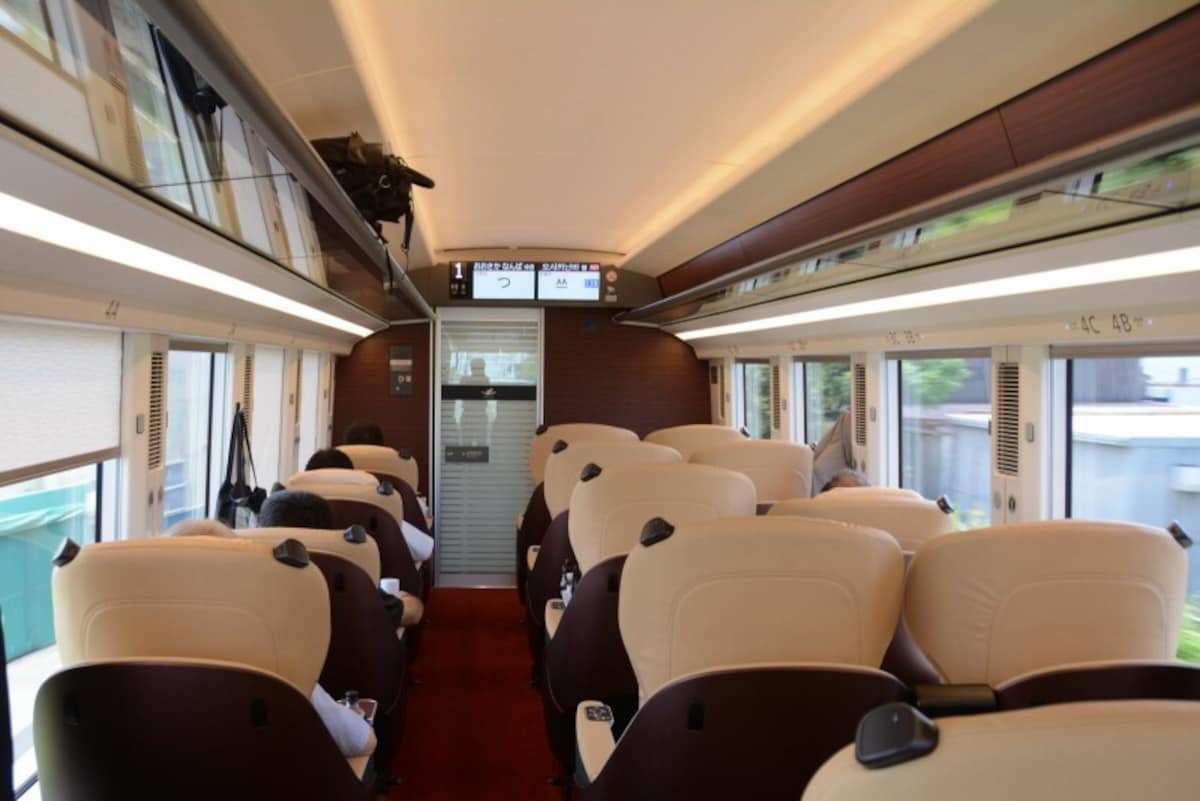 プレミアム車両の車内