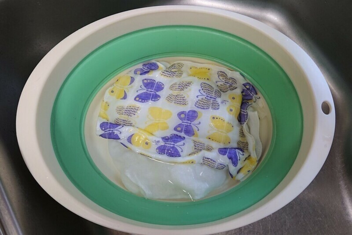 漂白剤は商品に書かれた割合を守ってぬるま湯で薄め、そこへふきんを浸けます。この「白雪友禅ふきん」は塩素系漂白剤もOK！