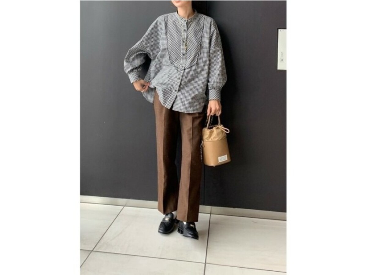 ずっと愛用できそうな、シンプルなシャネルのローファーを合わせて　出典：WEAR