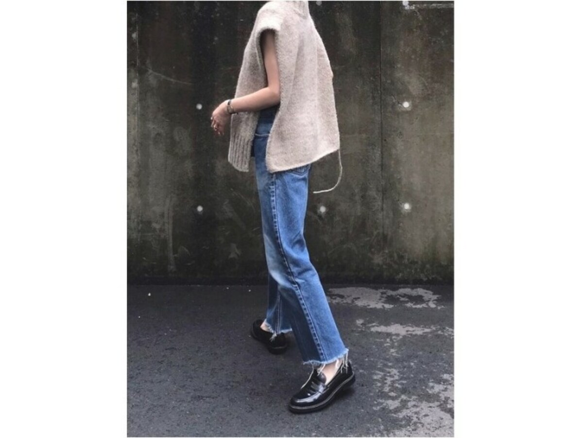 【OKコーデ】流行り廃りのないローファーは大人ならお金をかけてもいいポイントかも　出典：WEAR