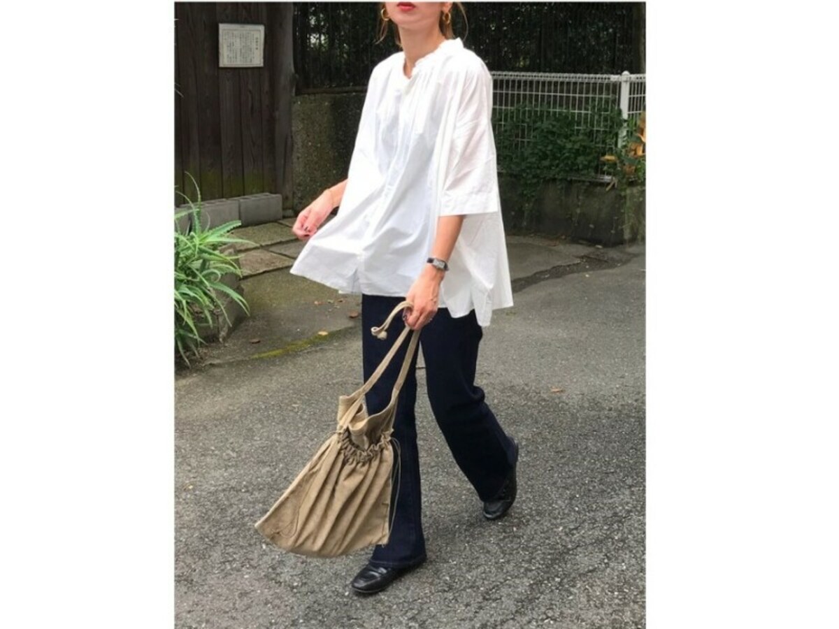 プチプラシャツのシンプルコーデをグッチのローファーで格上げ　出典：WEAR