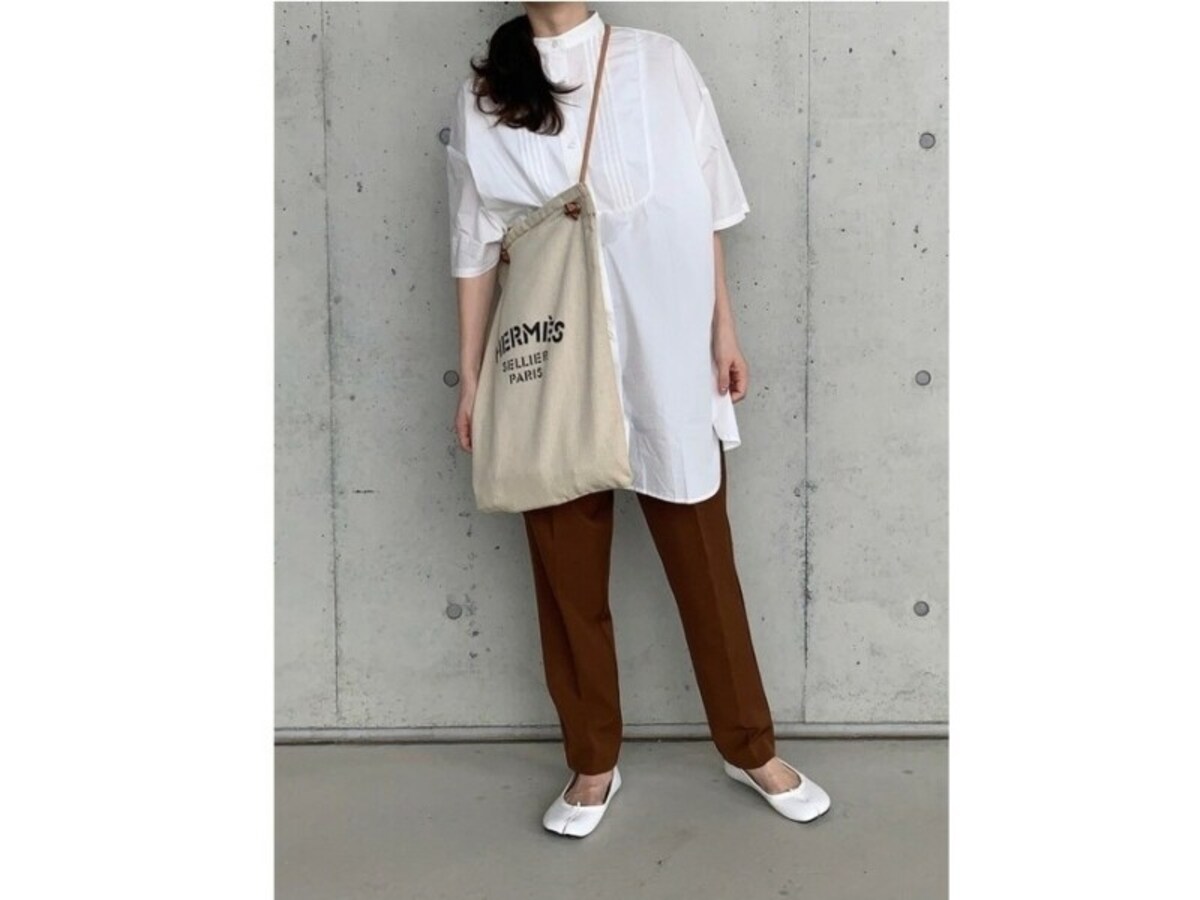 シンプルなシャツコーデには、ロゴ入りバッグがアクセントに　出典：WEAR