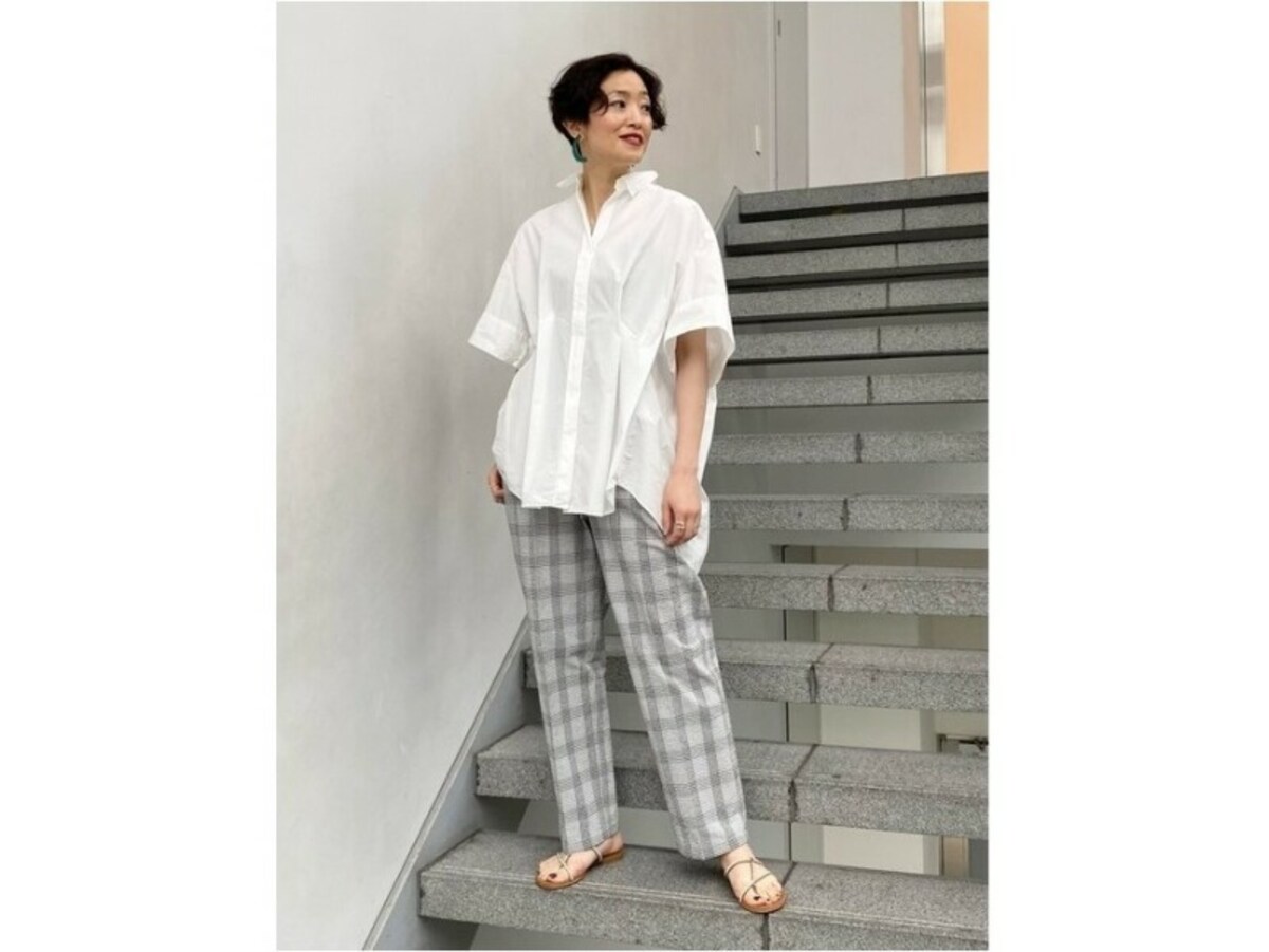 【OKコーデ】きれいめな襟付きシャツだとオーバーサイズも素敵に見える　出典：WEAR