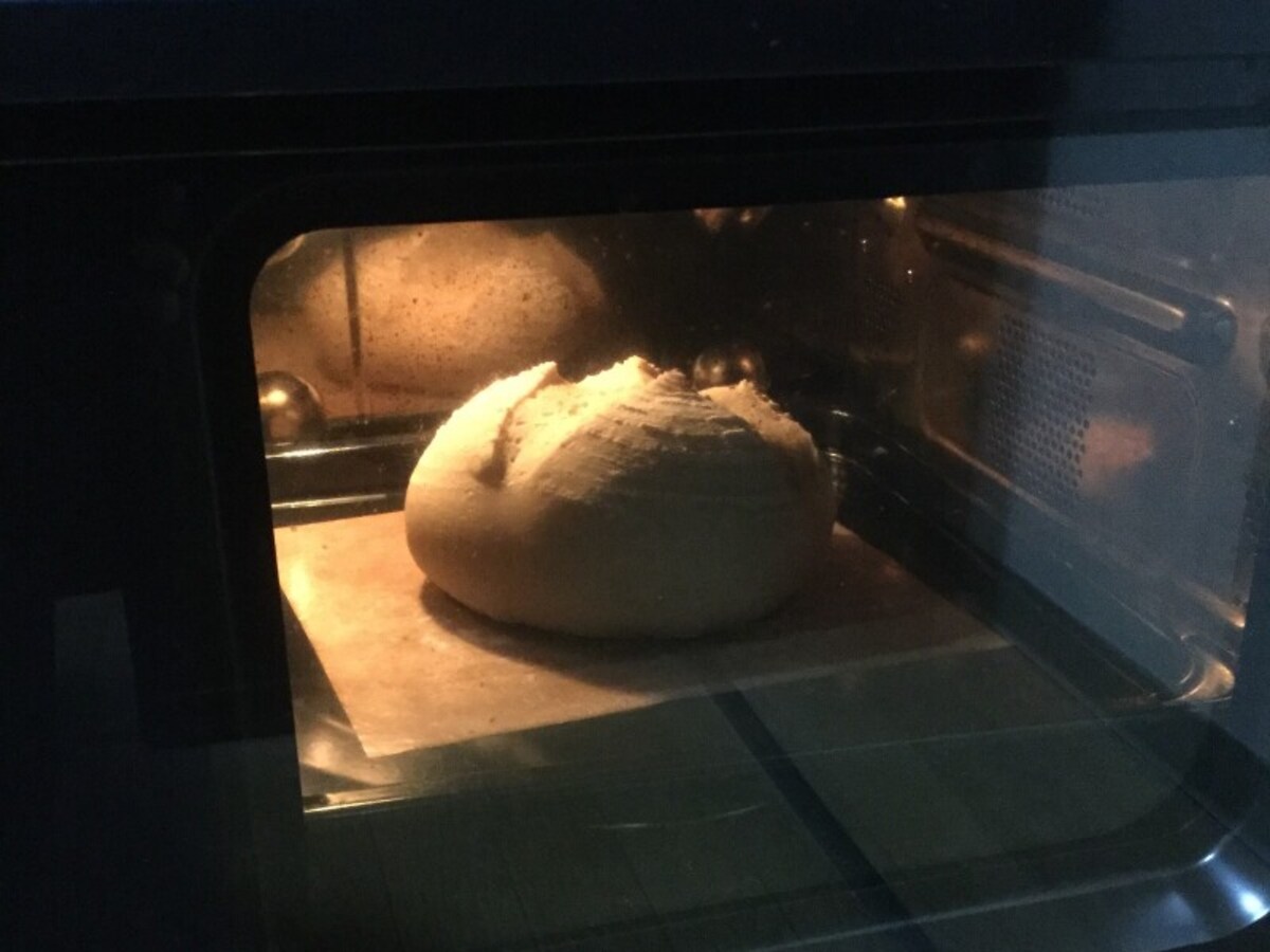 趣味はパンを焼くこと。ガスオーブンで焼いているという。「オーブンは3台目なのですが、以前は普通の電気オーブンレンジでした。でもパンを焼くのが趣味の者にとって憧れはガスオーブンなんです。3台目を購入する際にかなり見積等を取って検討してガスオーブンを設置したんです。毎週末に平日5日間の朝食に食べるライ麦パン（カンパーニュ）800グラムを焼いています」