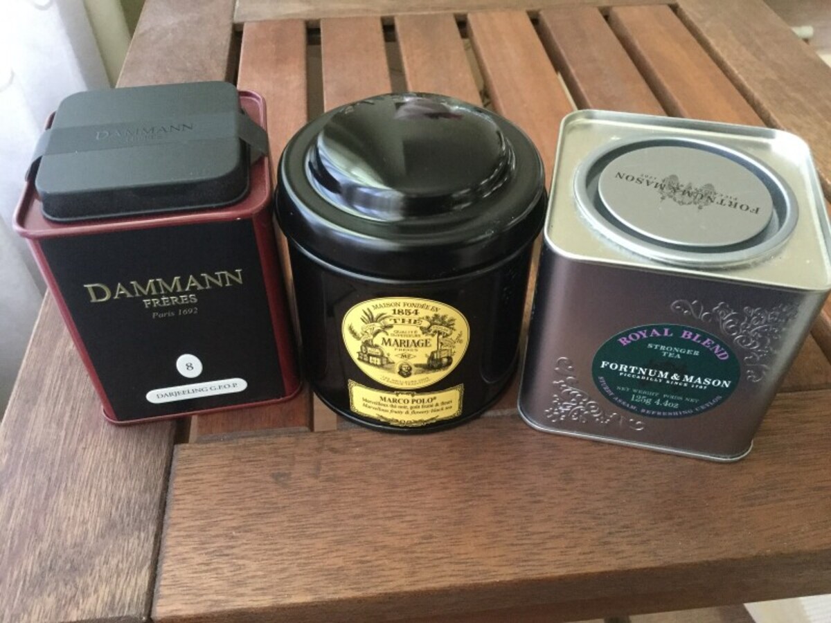 すべてを節約するわけではなく、好きなものは購入。「紅茶やコーヒーが好きで、特に紅茶は最高の茶葉を揃えています。左からダマンフレールのダージリン、マリアージュフレールのマルコポーロ、フォートナム＆メイソンのロイヤルブレンド等、この他にも色々日替わりで楽しんでいます」。パリやロンドンへ行った時に購入したそう