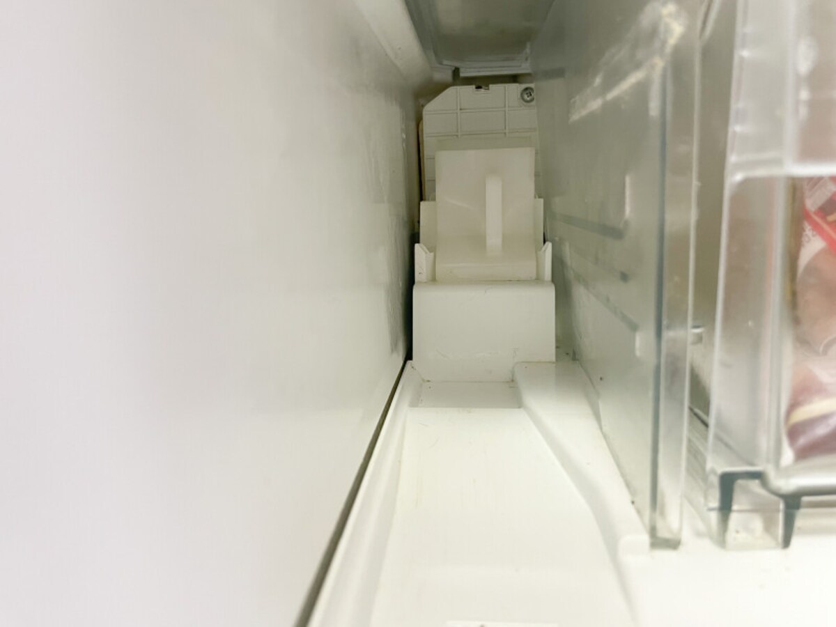 給水タンクをセットする場所も拭き掃除をする