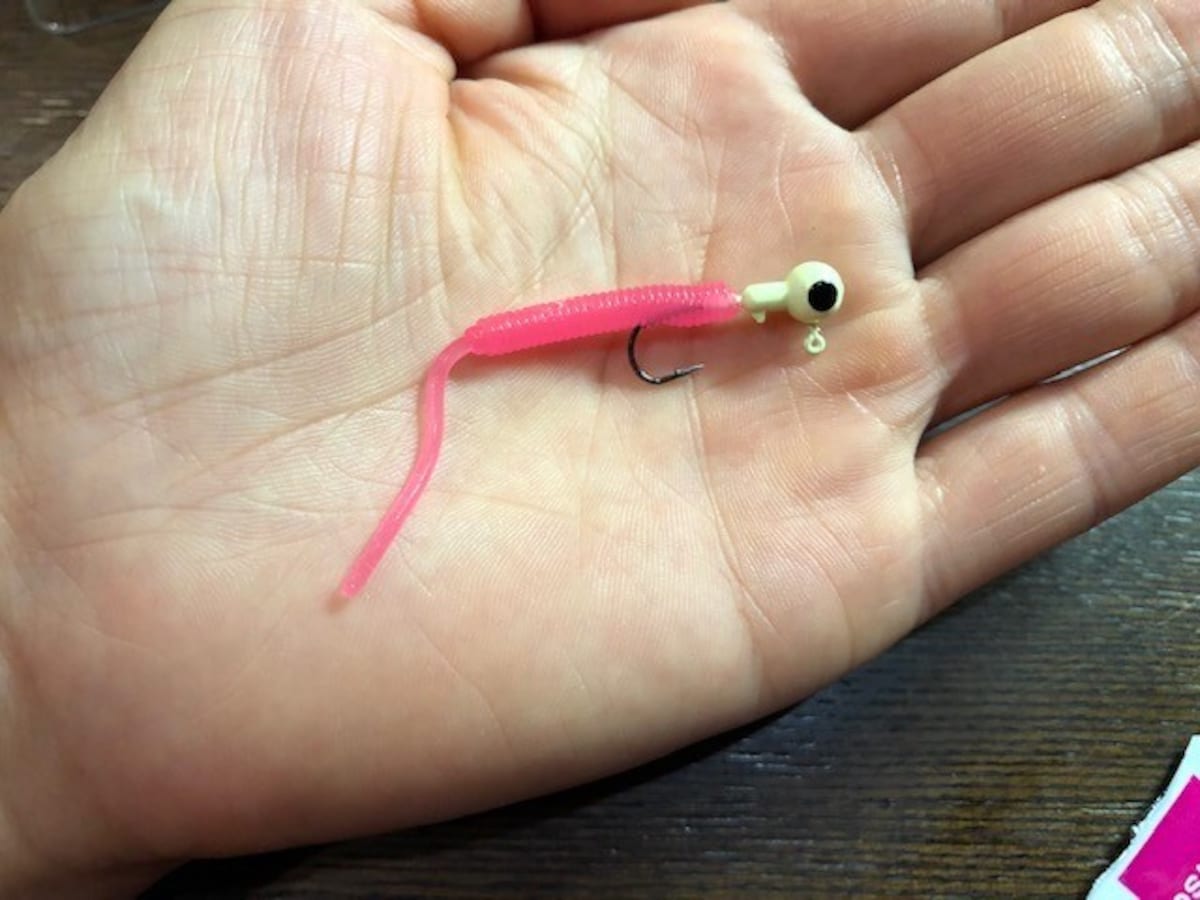 ダイソーの釣具「ピンテールワーム」を「ジグヘッド」につけた状態