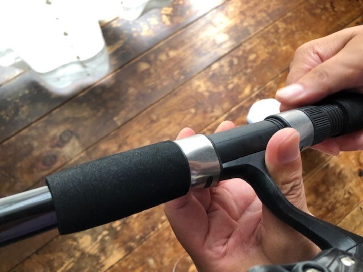 ダイソーの釣具「リール 3000」をはめ込む
