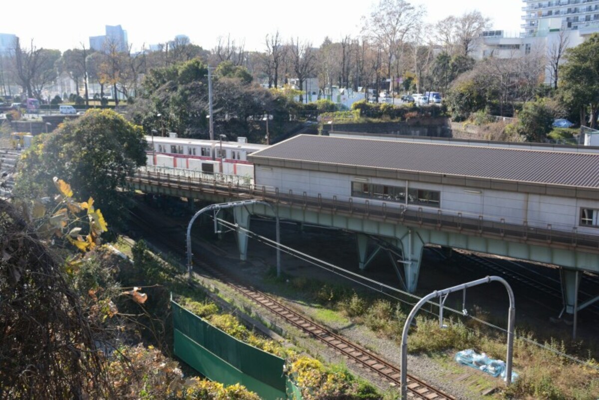 丸ノ内線ホームの下を通るJR中央線の線路
