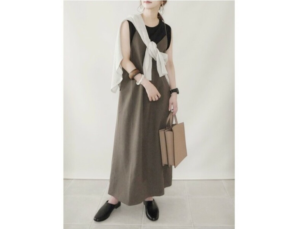大人はカジュアルなコーディネートの時こそ、きちんと感のあるバッグをプラスしたい　出典：WEAR