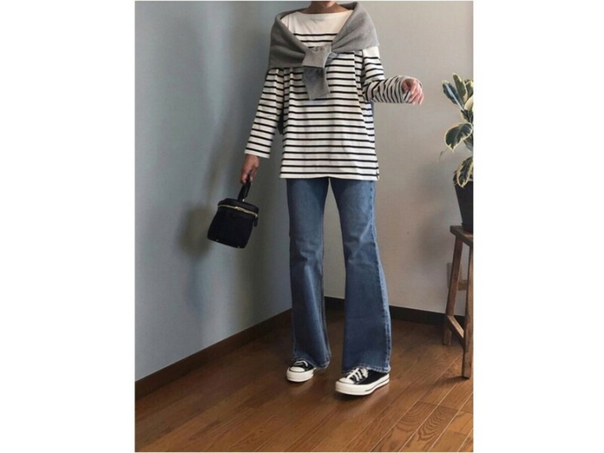 ボーダーをゆったりきつつフレアデニムを合わせるバランスが旬です　出典：WEAR