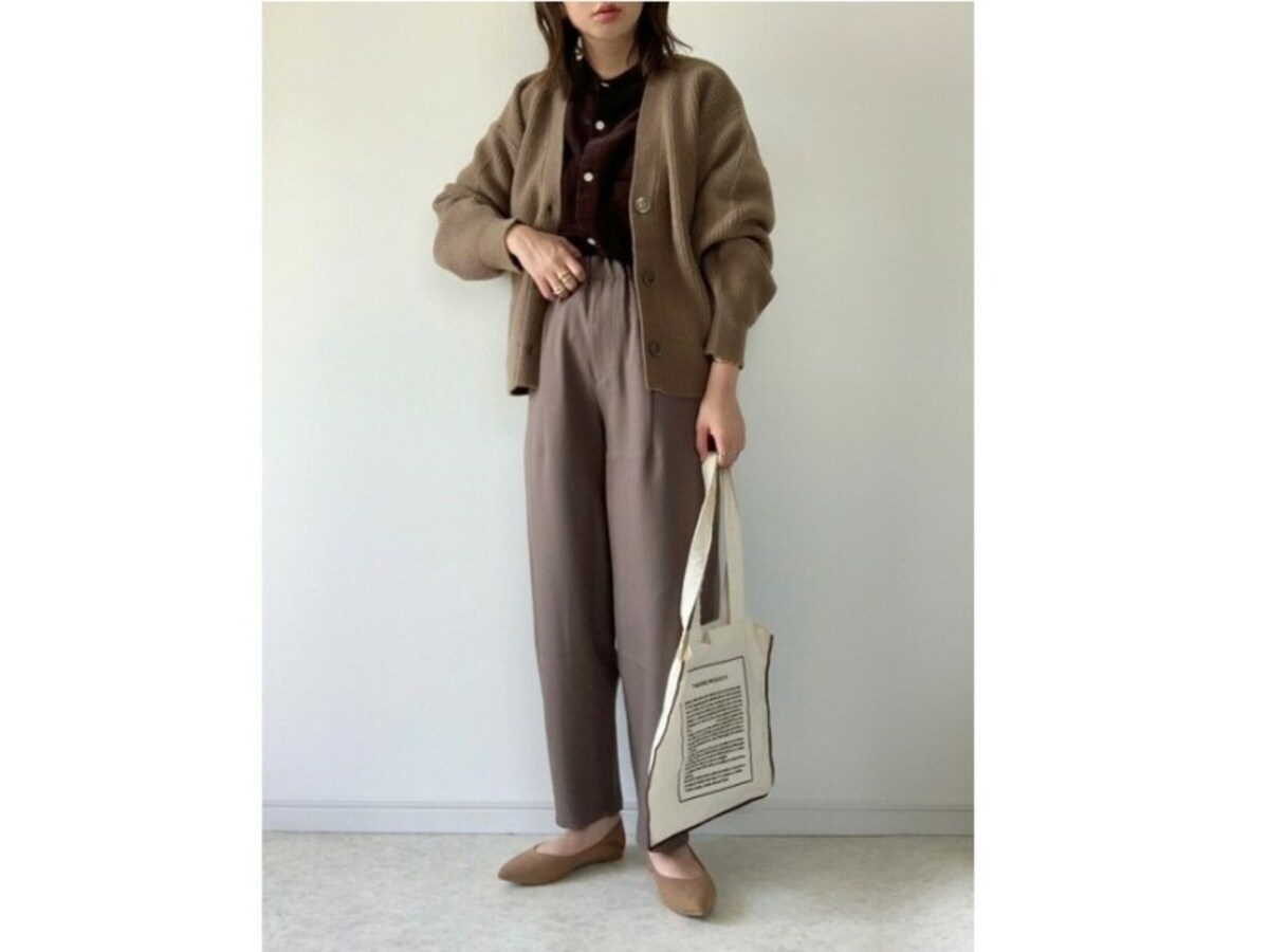 ダークカラーのコーデにも淡いカラーのコーデにも合わせられるベージュ靴は優秀　出典：WEAR