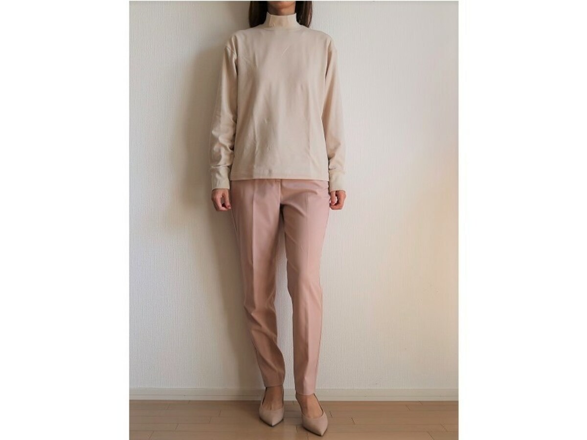 ベースのシルエットはベーシックなハイネックの長袖Tシャツです