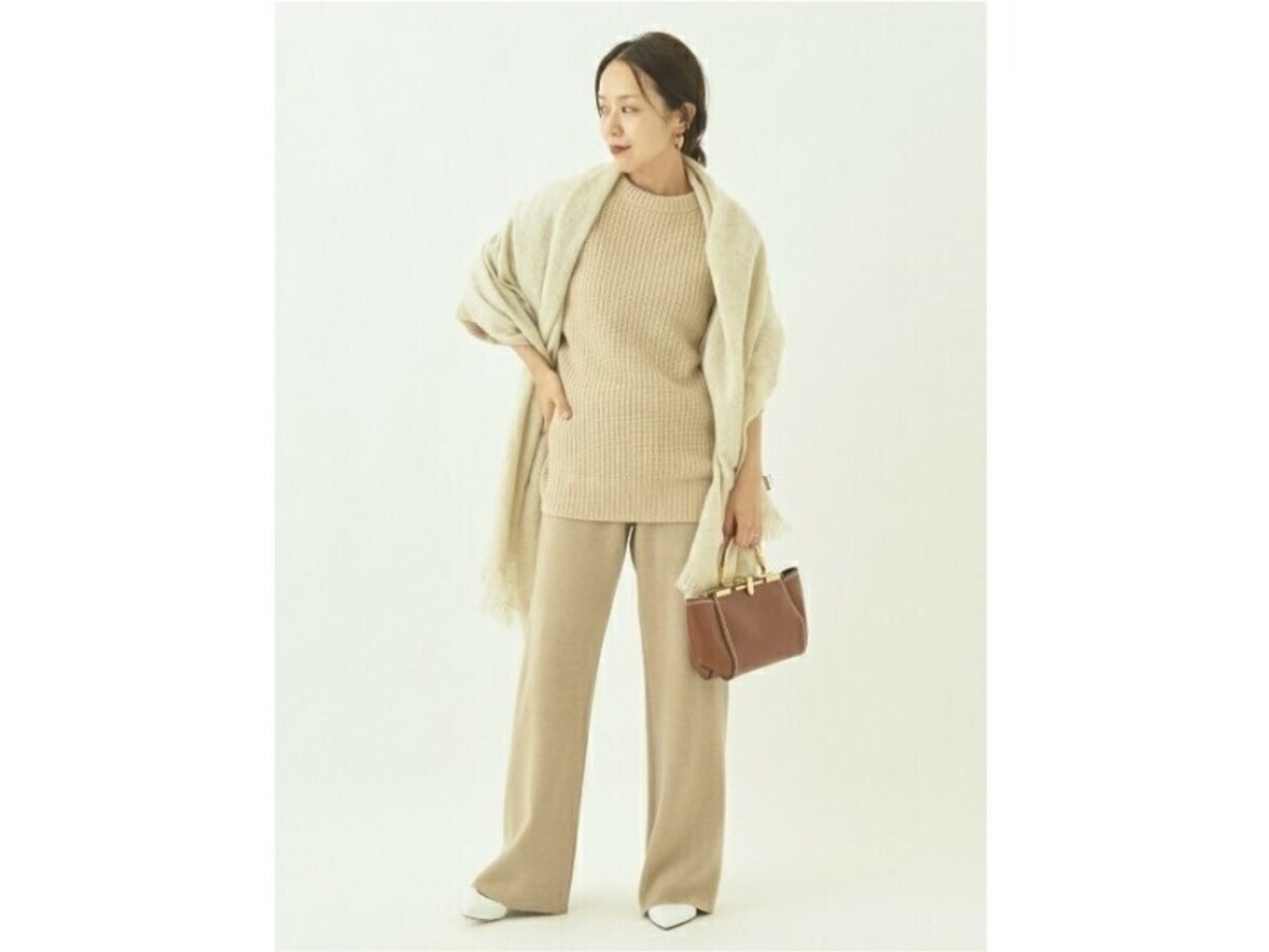 【OKコーデ】顔色が明るく見えるような色のトップスがあると重宝します　出典：WEAR