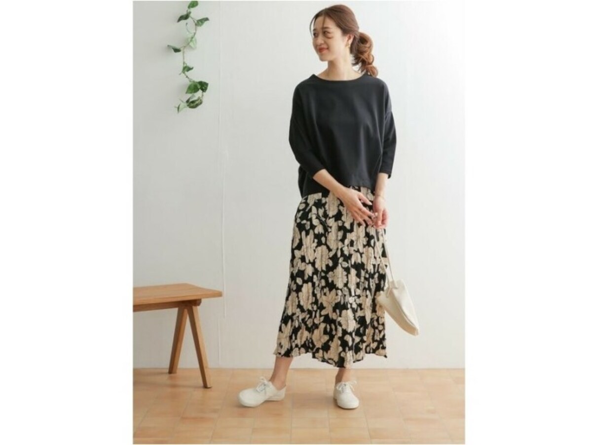 【OKコーデ】柄が大きめの華やかスカートは、ゆったりトップスと白スニーカーで抜け感を　出典：WEAR