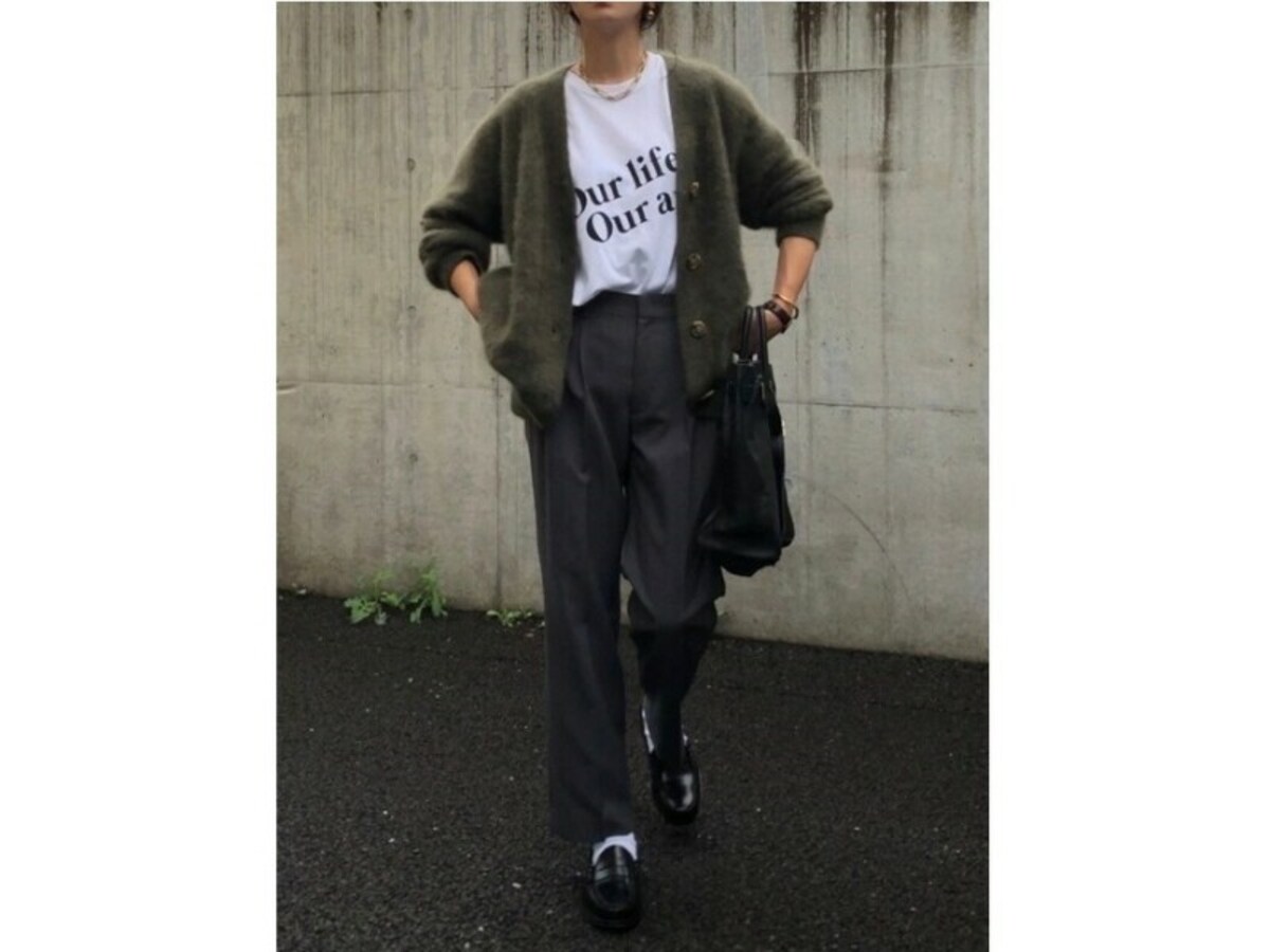 夏物のロゴTシャツはカーディガンの中に着るなど秋冬コーデも活躍させられます　出典：WEAR