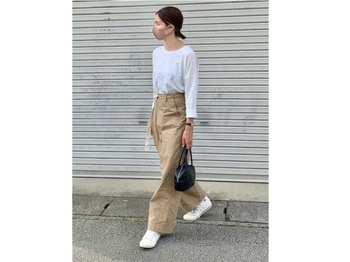 白のTシャツ類は値段よりも新しいものをフレッシュに着た方がおしゃれ見えします　出典：WEAR