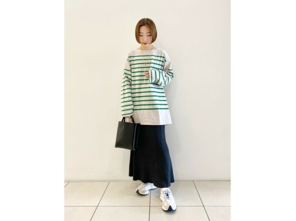 【OKコーデ】定番のボーダーをレアな色で取り入れると新鮮な印象に　出典：WEAR