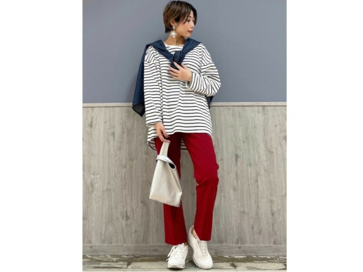 【OKコーデ】カラーパンツで定番ボーダーにアクセントを　出典：WEAR
