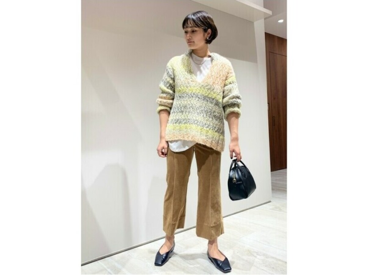 【OKコーデ】厚みがあるコーデュロイ素材のボトムスはすっきり見えるものを　出典：WEAR