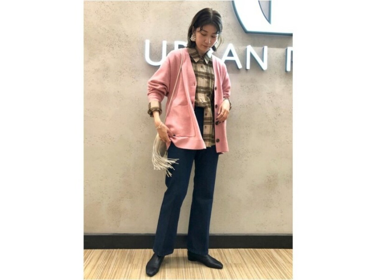きれい色のカーディガンのインナーにするのもおすすめ　出典：WEAR
