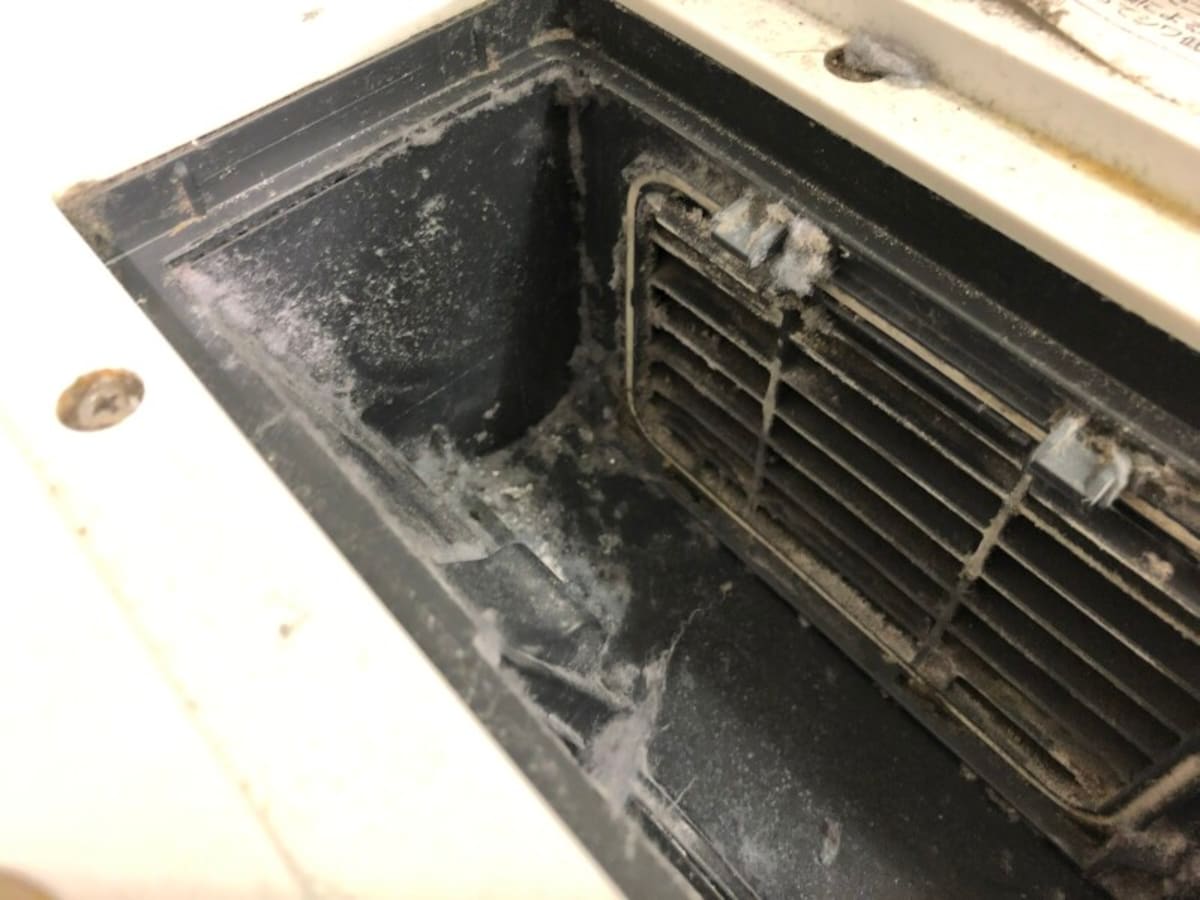 ドラム式全自動洗濯機は綿ゴミがたくさん発生しがちなのでマメなお掃除が大事です