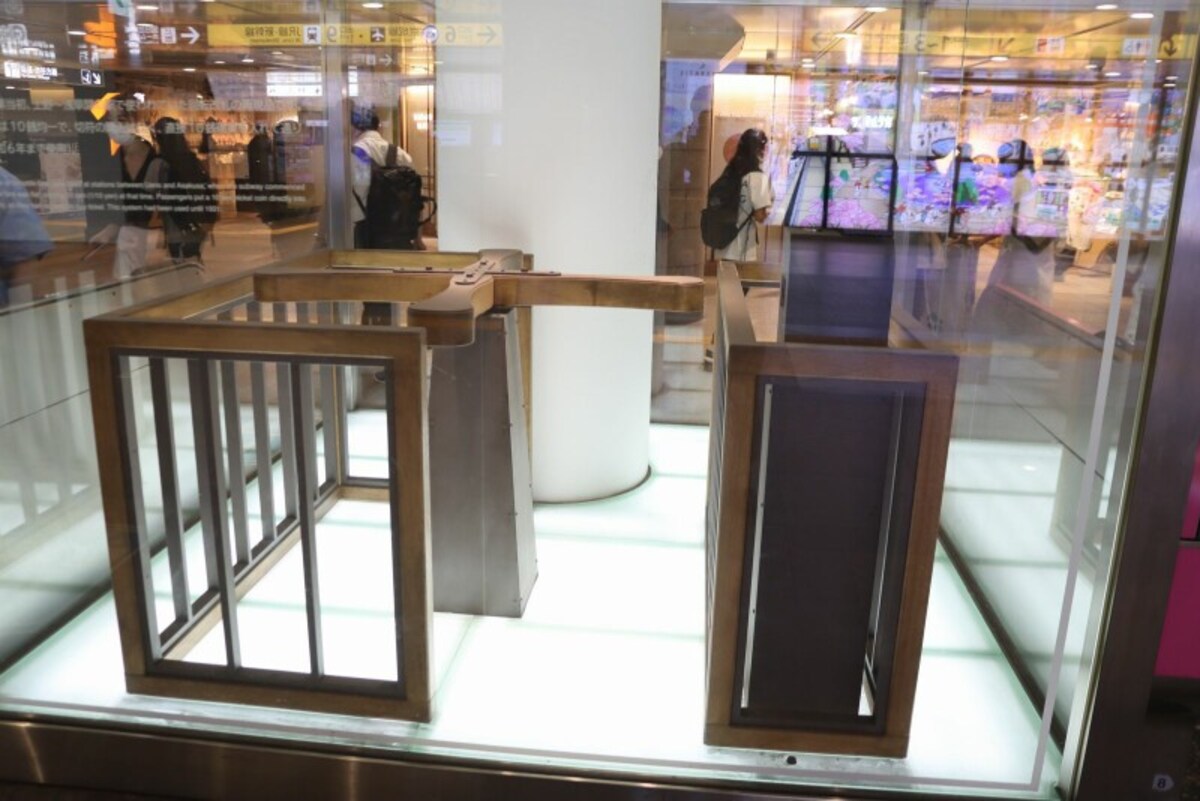 開業時の回転改札を再現した展示