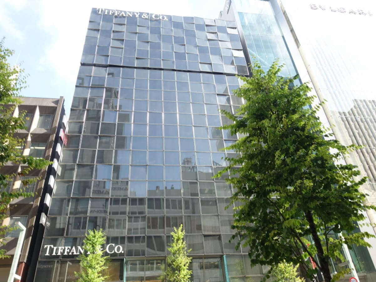 窓がキラキラ輝いてまるで宝石のような建物です。