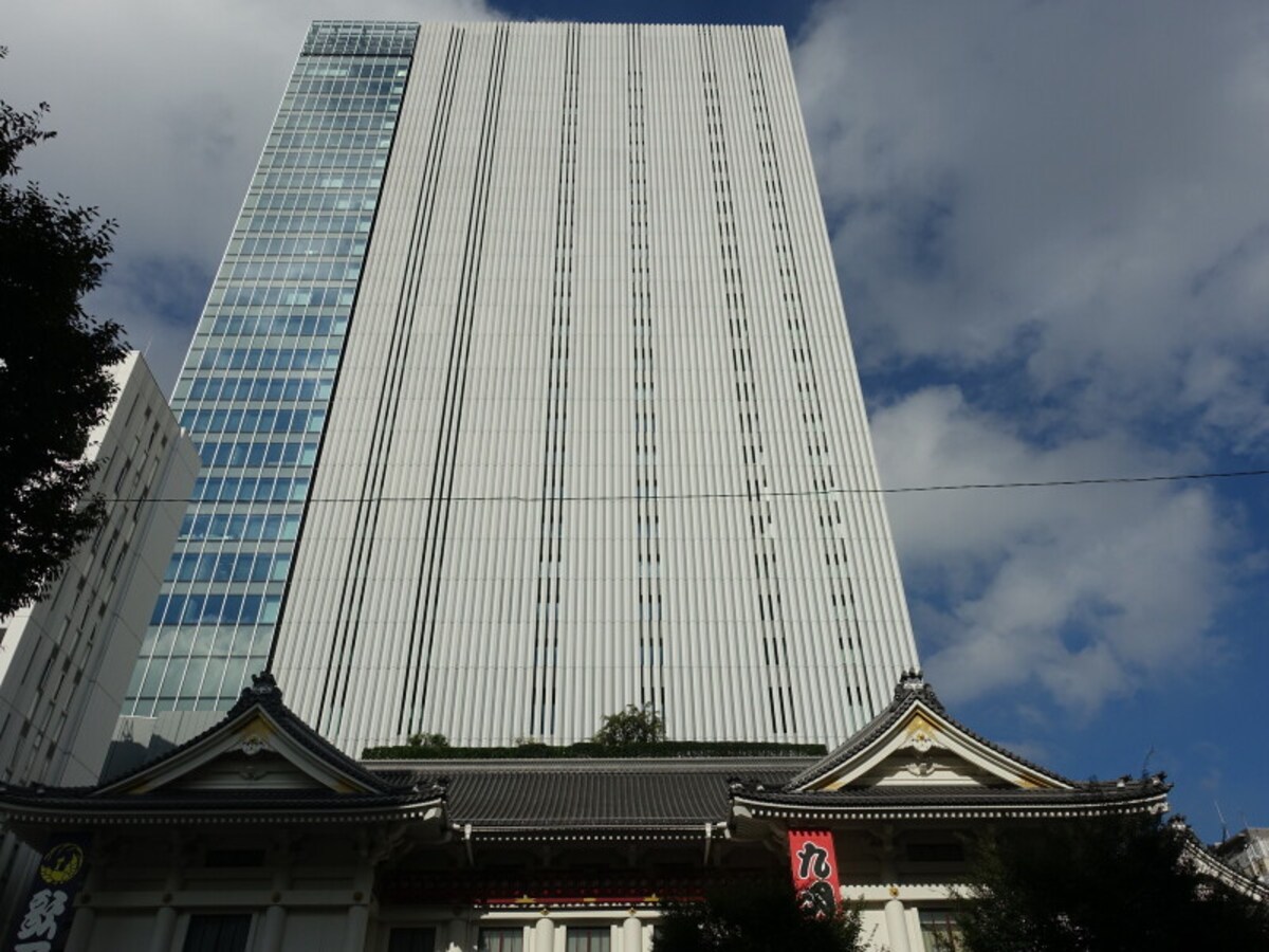 白く美しいビルになっています。