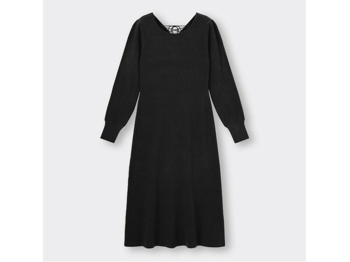GU　2WAYレースアップニットワンピース　2990円（税込）（※一部店舗またはオンラインのみでの販売）