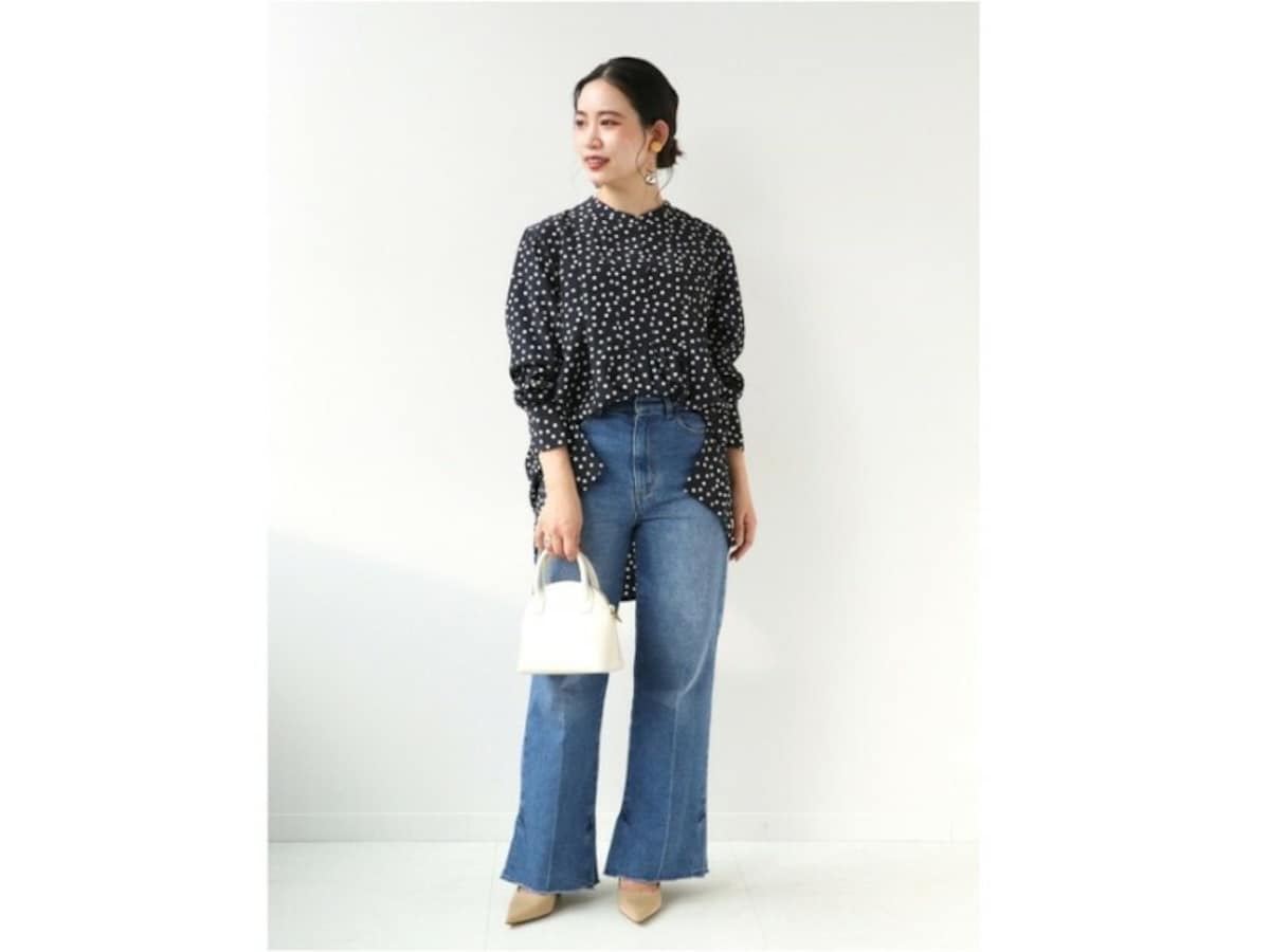 きれいめな大人可愛いブラウスをフレアデニムで今っぽく　出典：WEAR
