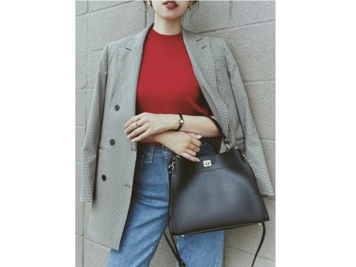 ジャケットと、インナーにきれい色ニットの組み合わせは間違いなし　出典：WEAR
