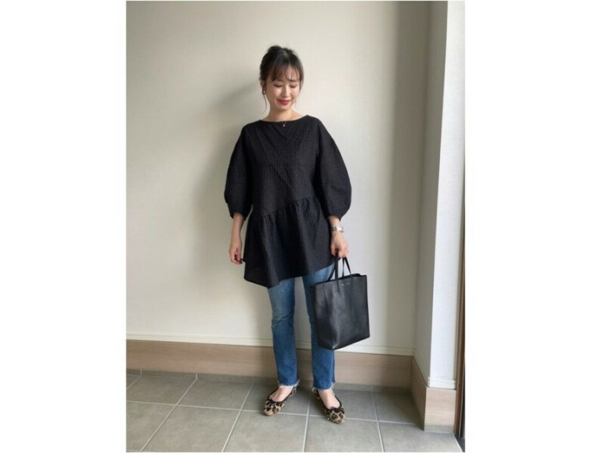 甘めブラウス＆デニムで大人可愛いコーデを楽しんで　出典：WEAR