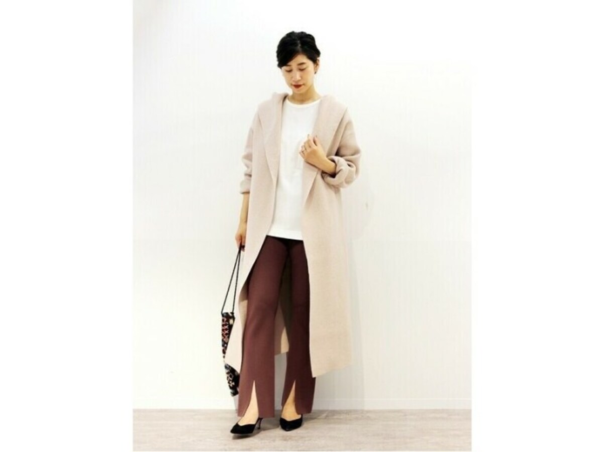 フェミニンにもカジュアルにも着られるニットガウンは便利　出典：WEAR