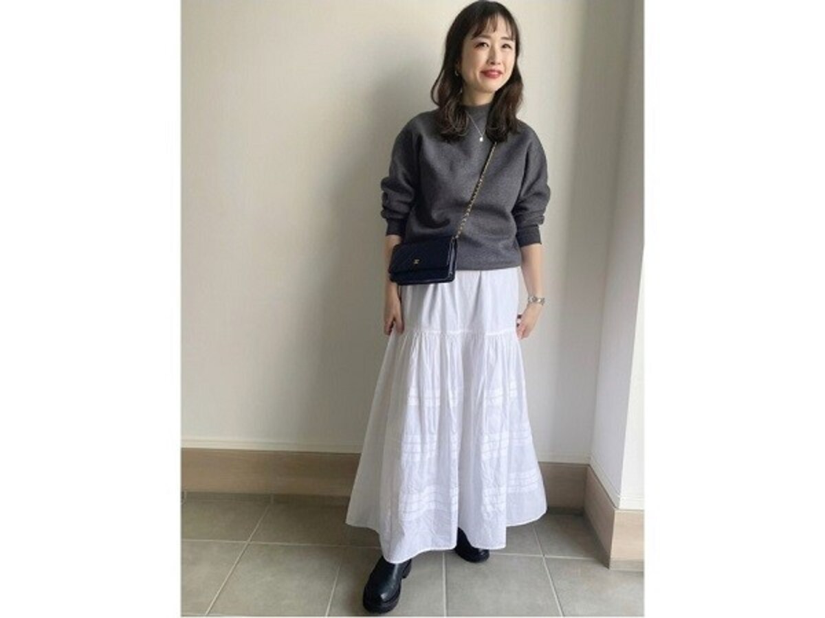 あたたかみのあるニットと白のロングスカートも合わせてこなれ見え　出典：WEAR