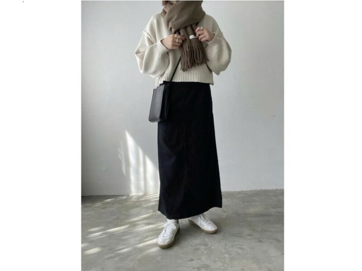 【OKコーデ】ゆったりしたサイズ感の時はモノトーンですっきり見せて　出典：WEAR