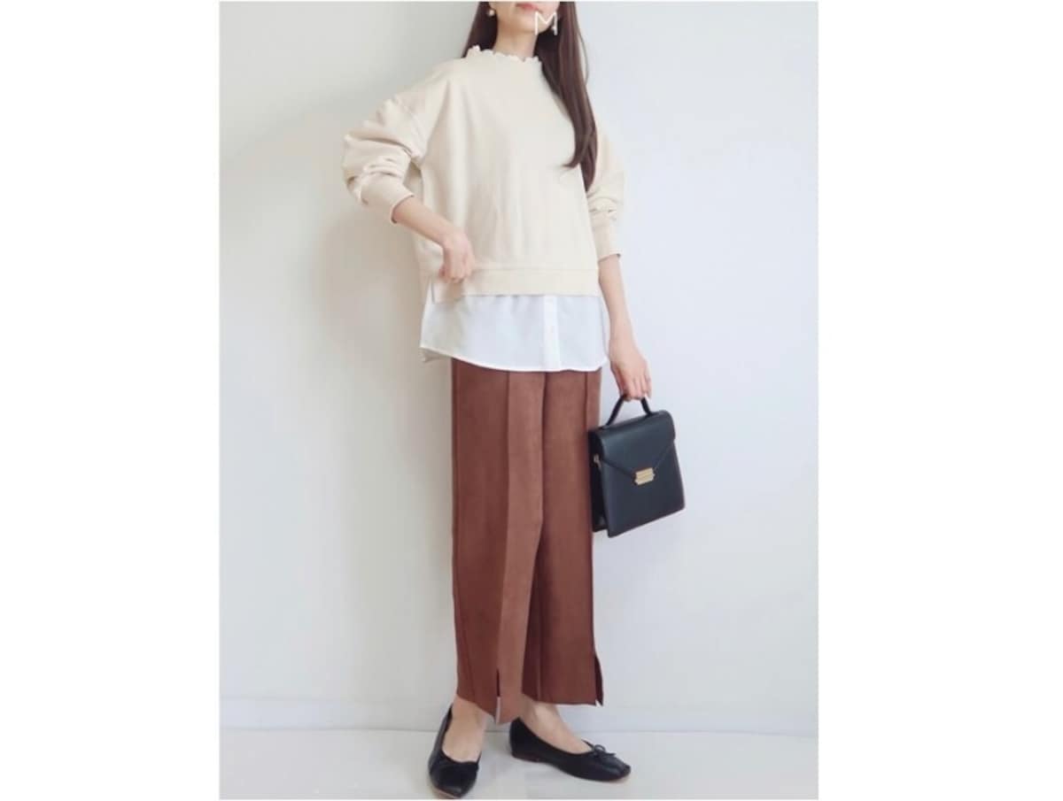 ブラウンのセンタープレス入りパンツなら真面目過ぎずデイリーに使いやすい　出典：WEAR