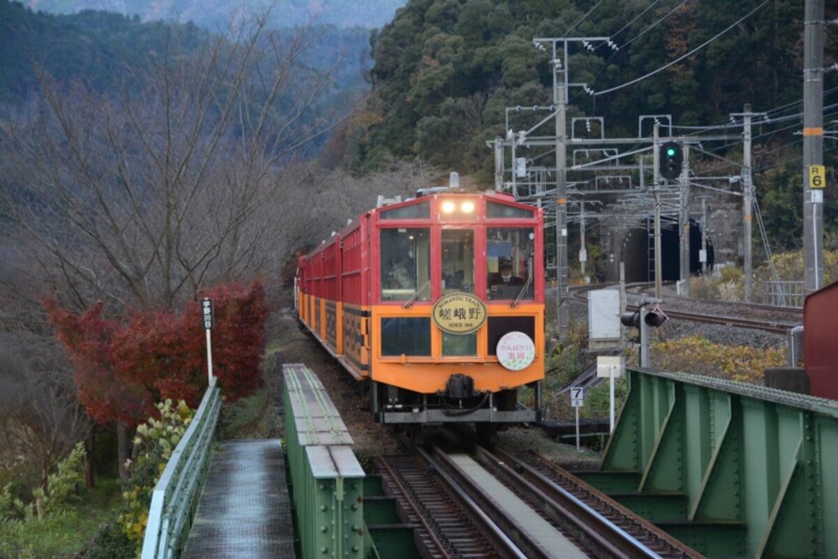 到着する列車