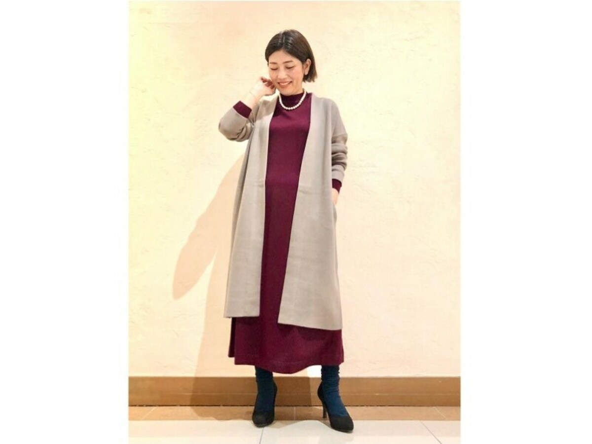 ニットのロングカーディガンやアクセサリーでエレガントに　出典：StyleHint