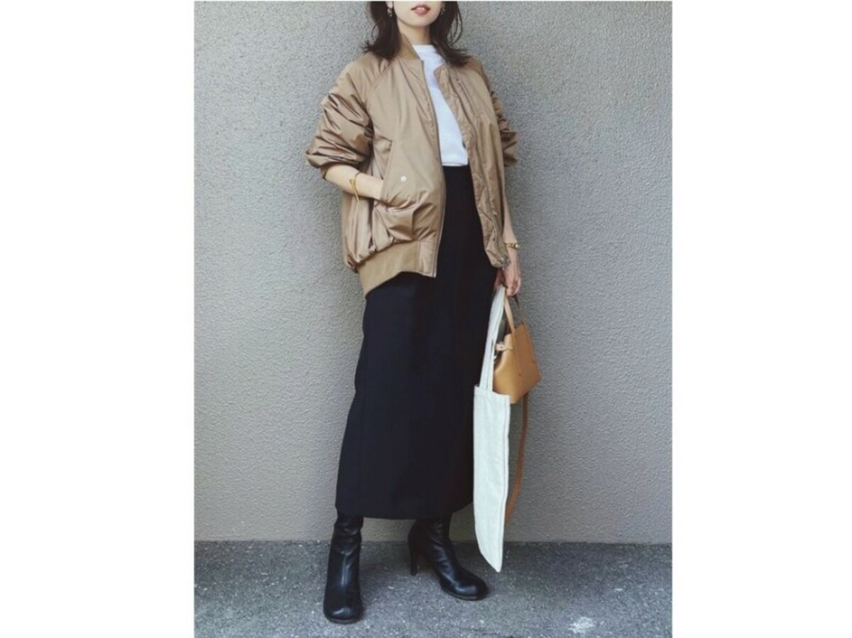 今年トレンドのMA-1はスカートと合わせてミックスコーデに　出典：WEAR