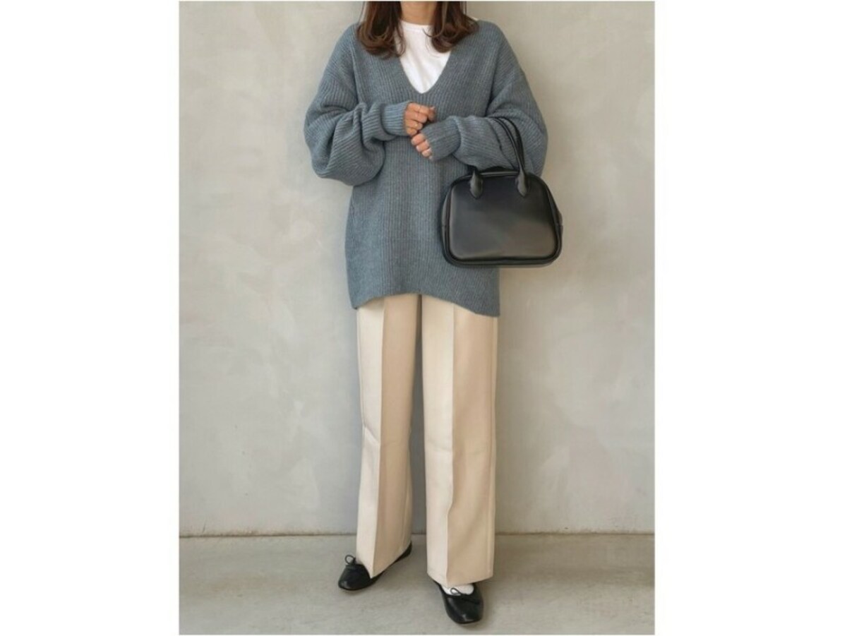 【OKコーデ】首元は横より縦に開いているものの方が重ね着も楽しめます　出典：WEAR