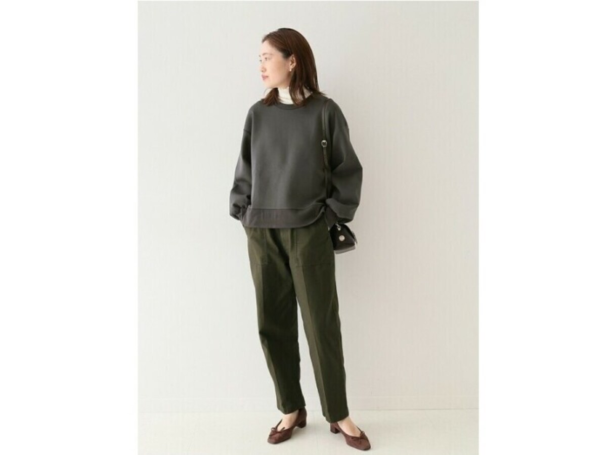 【OKコーデ】タートルにシンプルなトップスを重ねて今年らしくスタイリッシュに　出典：WEAR